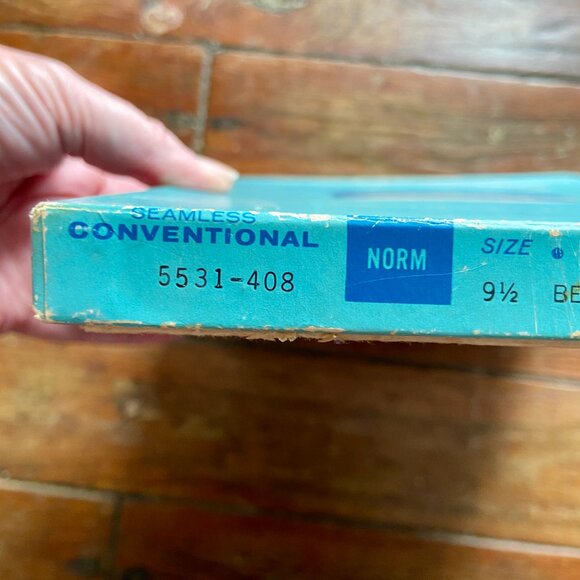 vtg 2 prs Pennys GAYMODE Neumode Nylon Stockings Cuban Heel 9 1/2 Beige Glo NIB - Picture 7 of 9